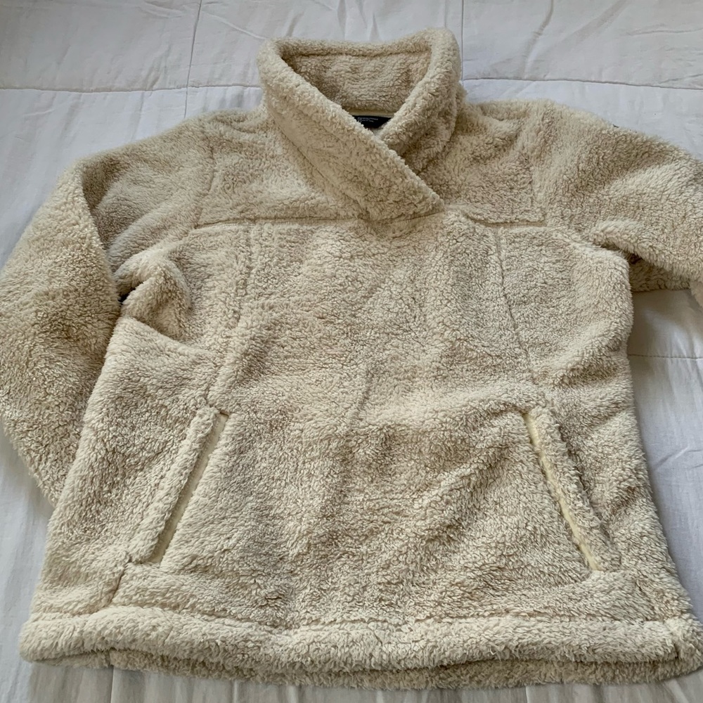 North Face Women Sherpa pull over size small